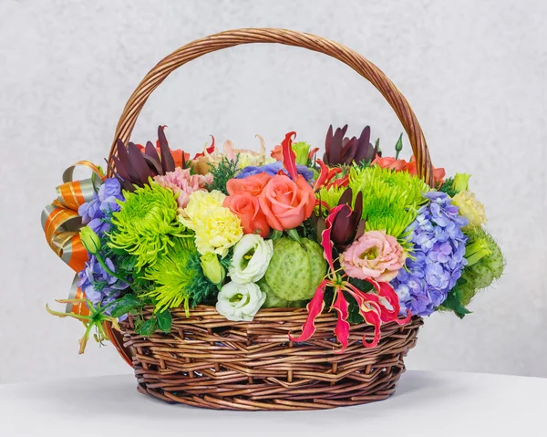 Квітковий букет у плетеному кошику — стокове фото