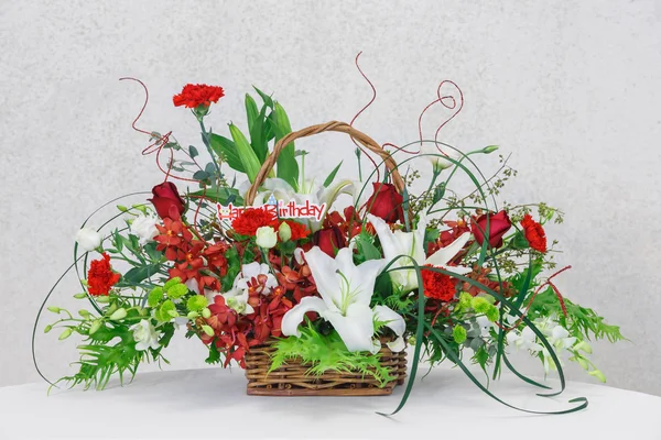 Flower bouquet in wicker basket — Stock Photo, Image