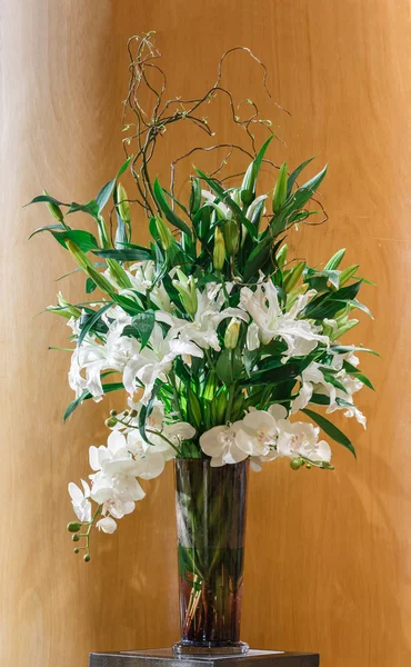 Flower bouquet in glass vase — Stock Photo, Image
