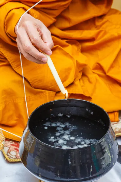 Munk gör heligt vatten — Stockfoto