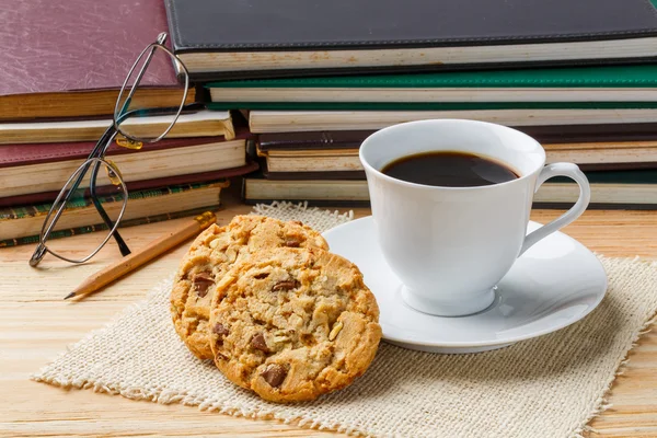Kávé cookie ceruza és szemüvegek — Stock Fotó