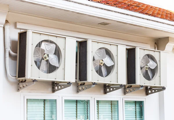 Air conditioner installatie — Stockfoto