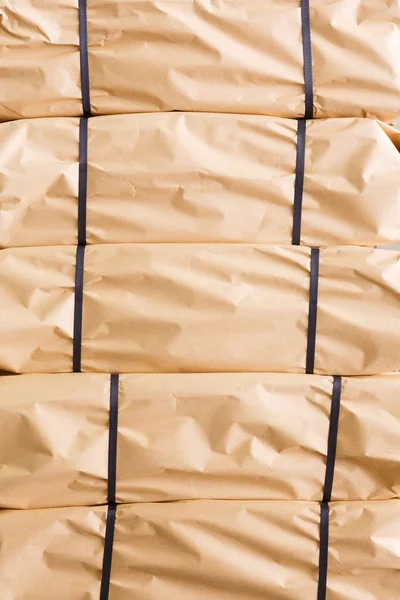 Pilha de parcela embrulhada em papel reciclado castanho — Fotografia de Stock