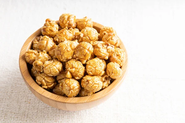 Golden Color Caramel Popcorn Bamboo Wooden Bowl Crunchy Sweet Dessert — Stock Photo, Image