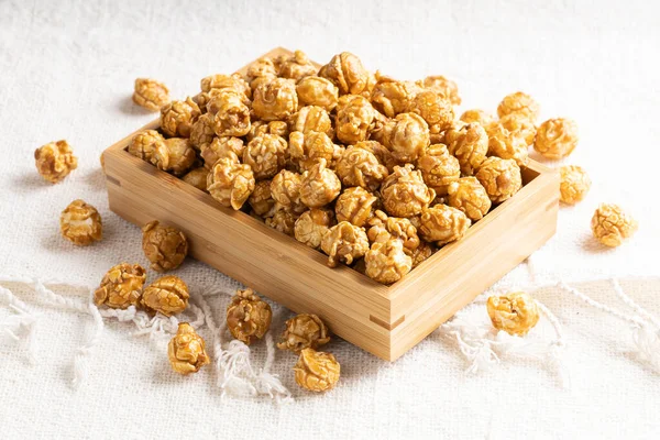 Złoty Kolor Karmelowy Popcorn Bambusowym Drewnianym Pudełku Chrupiący Słodki Deser — Zdjęcie stockowe