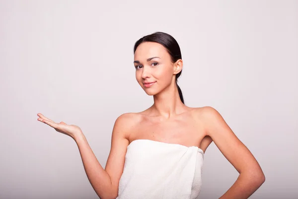 Mujer señalando fondo blanco — Foto de Stock