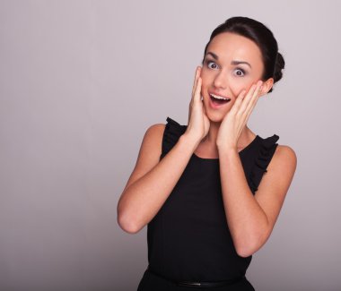 neşeli kız şaşırır