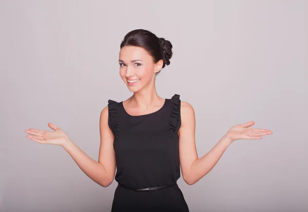 La belle et souriante femme d'affaires précise par les mains — Photo