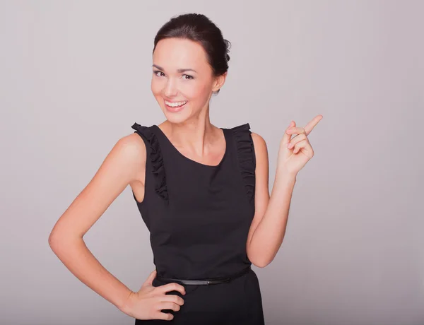 La belle et souriante femme d'affaires précise par les mains — Photo