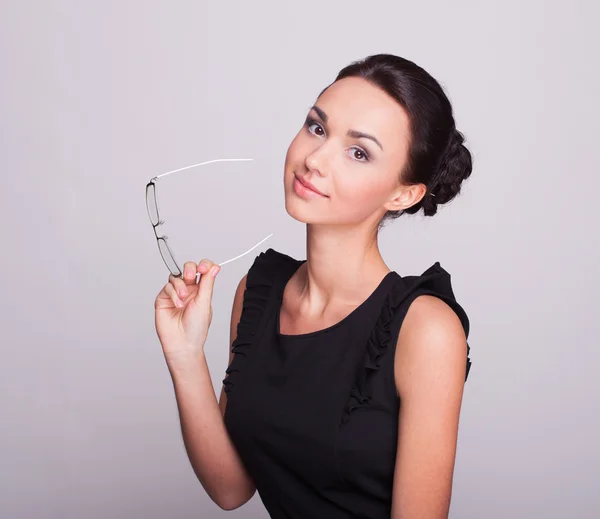 Das Mädchen mit den Punkten in den Händen — Stockfoto