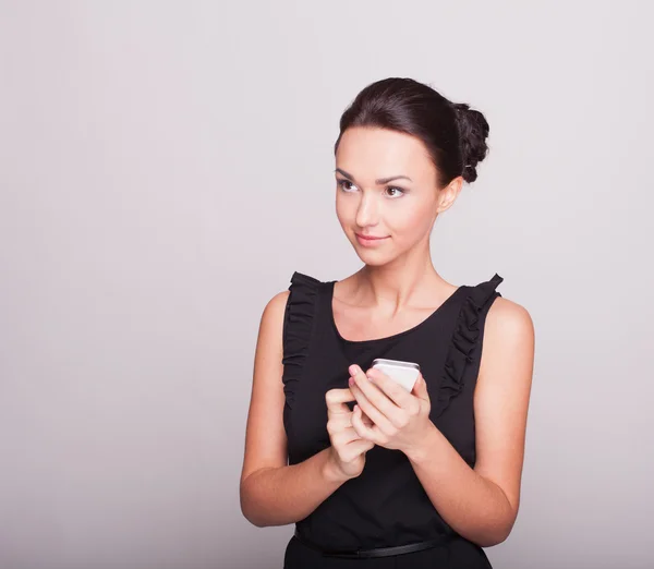 La bella bruna parla per telefono e ride — Foto Stock