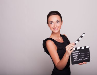çekici bir genç kadın açık film kayrak tutar