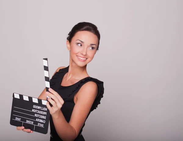 魅力的な若い女性を保持オープン映画スレート — ストック写真