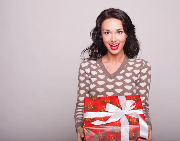 Mujer con regalo —  Fotos de Stock