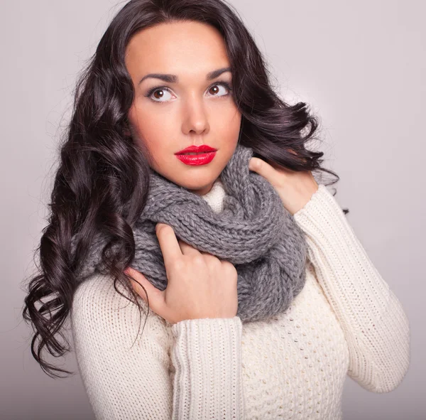 スカーフと赤い唇と暖かいセーターで美しい少女 — ストック写真