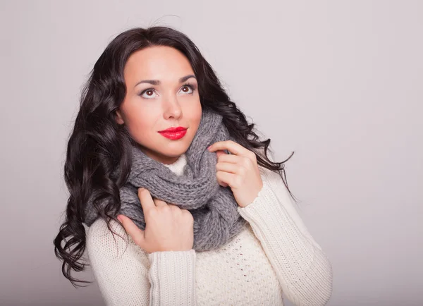 La belle fille dans un foulard et un pull chaud avec des lèvres rouges — Photo