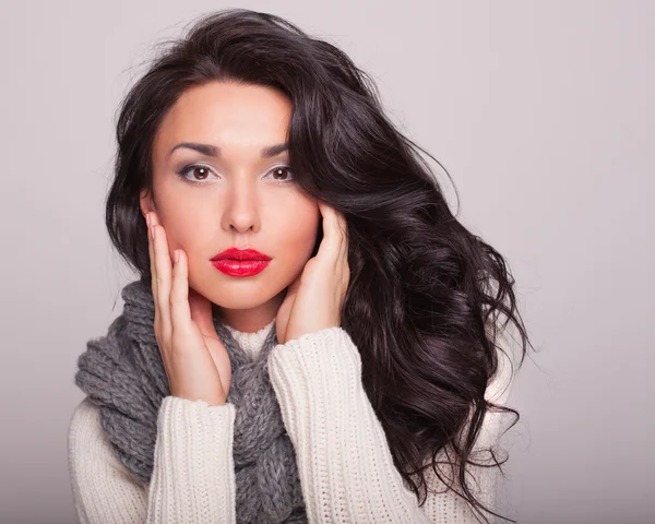 La hermosa chica en una bufanda y un suéter caliente con labios rojos — Foto de Stock