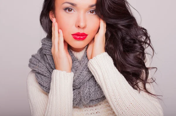 Красивая девушка в шарфе и теплом свитере с красными губами — стоковое фото