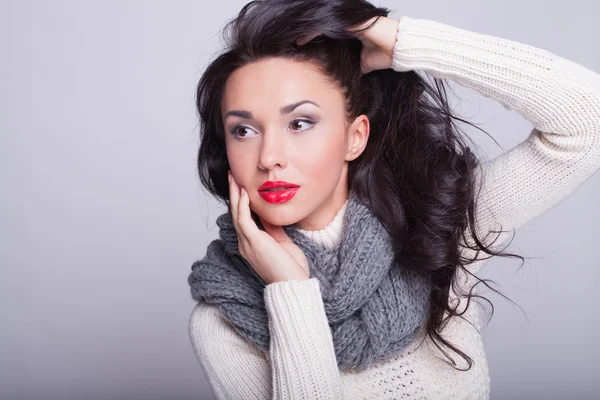 La chica hermosa en un pañuelo y un suéter caliente con labios rojos — Stok fotoğraf