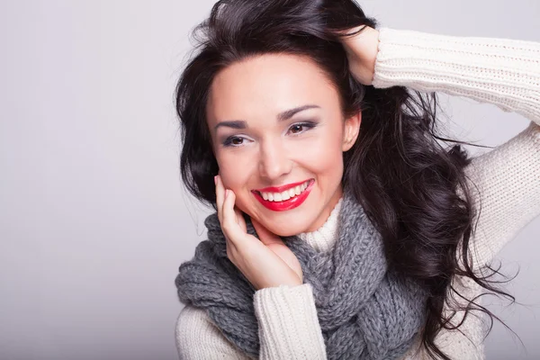 La chica hermosa en un pañuelo y un suéter caliente con labios rojos — Stok fotoğraf