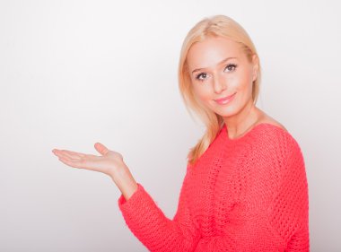 sarışın beyaz zemin üzerinde bir el gösterir