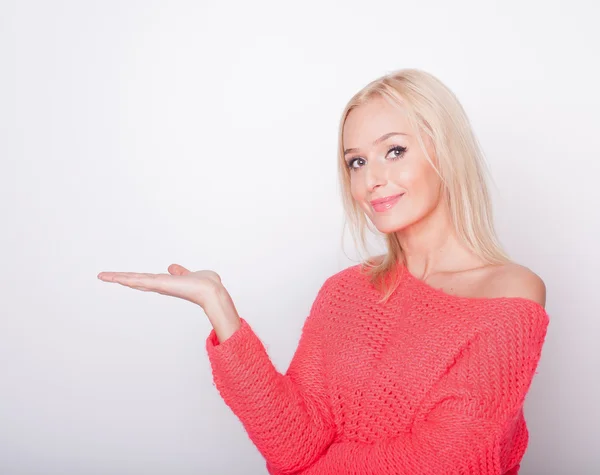 La rubia sobre un fondo blanco muestra una mano — Foto de Stock