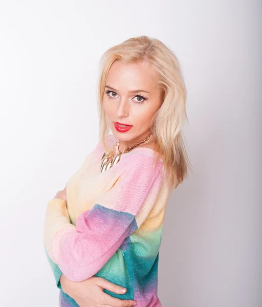 The beautiful girl the blonde in bright clothes with red lips attentively looks — Stock Photo, Image