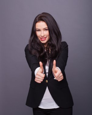 iş kadını tüm iyi bir thamb gösterir.