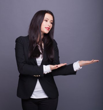 Gri arka planda güzel bir kadın