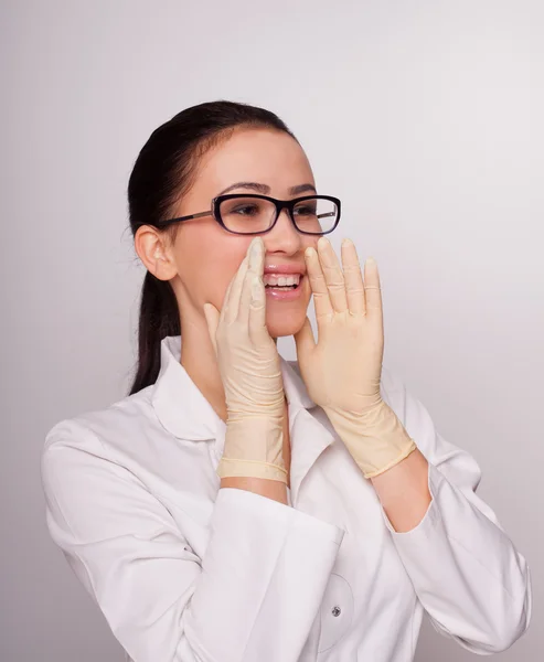 Vacker brunett läkare — Stockfoto