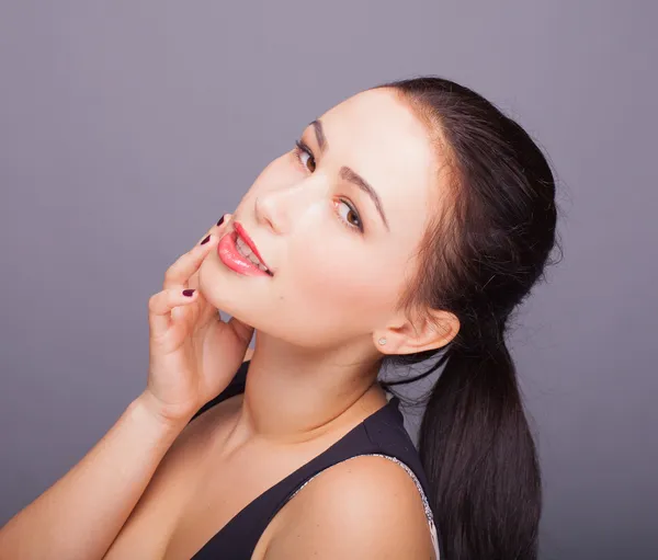 Beautiful woman on gray background — Stock Photo, Image