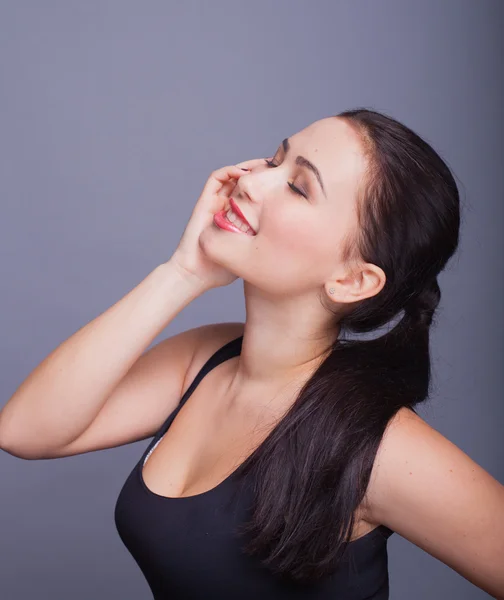 Schöne Frau auf grauem Hintergrund — Stockfoto