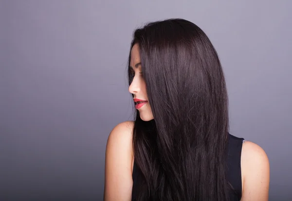 Mujer hermosa sobre fondo gris — Foto de Stock