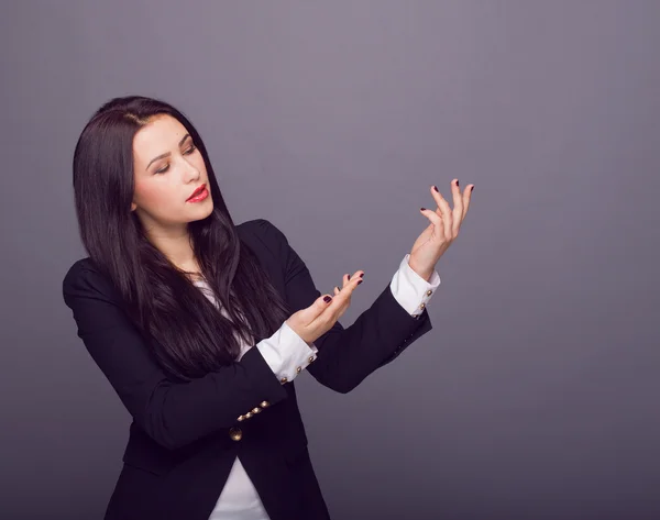 Mujer hermosa sobre fondo gris — Foto de Stock