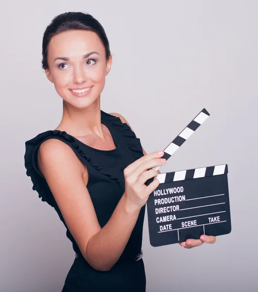 Femme tient une ardoise de film ouvert — Photo