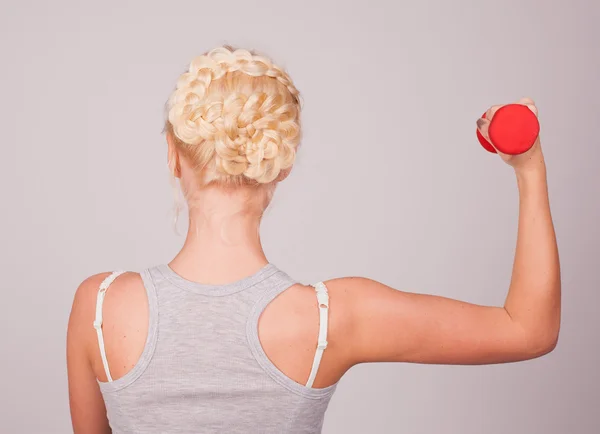 Înapoi vedere portret blondă femeie holding gantere — Fotografie, imagine de stoc