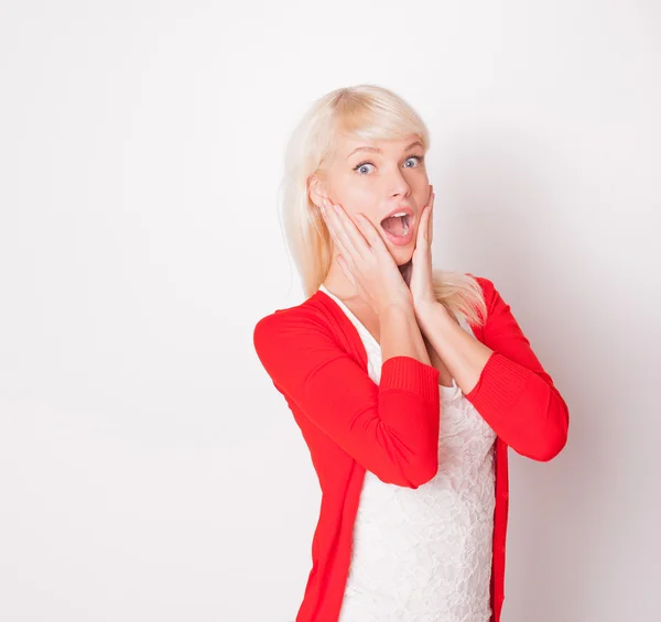 Die schöne frische Blondine das Mädchen ist überrascht und sehr froh — Stockfoto