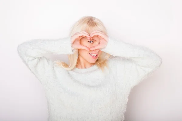 De prachtige verse blonde het meisje in een sweater — Stockfoto