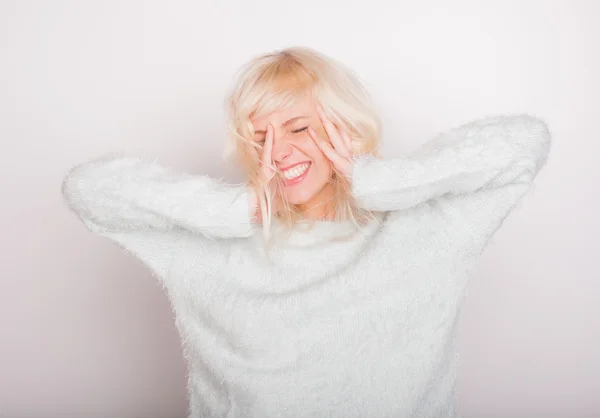 Красивая свежая блондинка девушка в пиджаке — стоковое фото