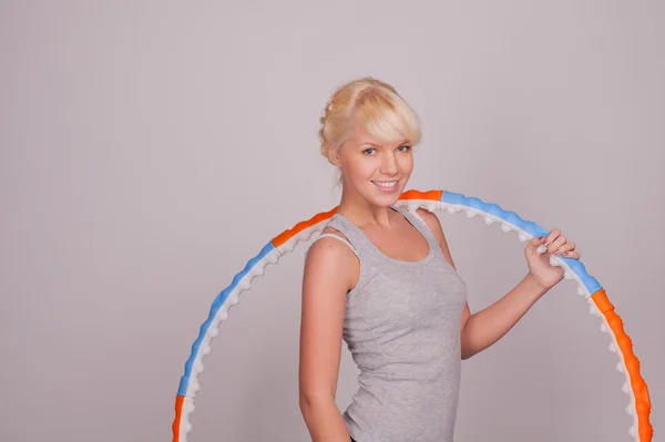 Donna con hula hoop — Foto Stock