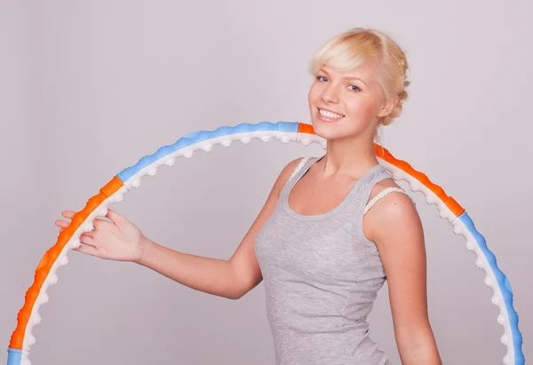 Donna con hula hoop — Foto Stock