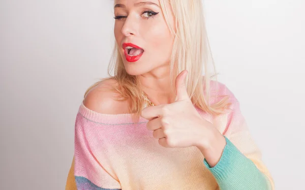 Beautiful blonde shows thumb up — Stock Photo, Image