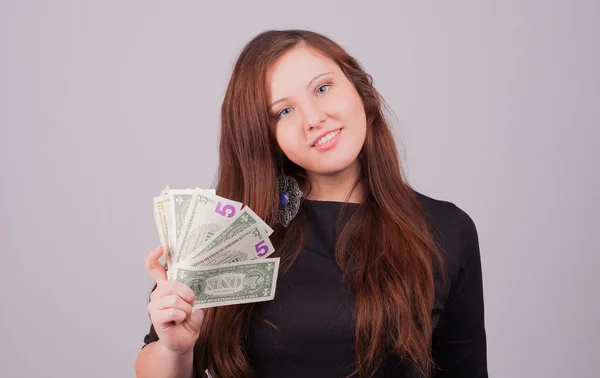Kvinna med handfull pengar — Stockfoto