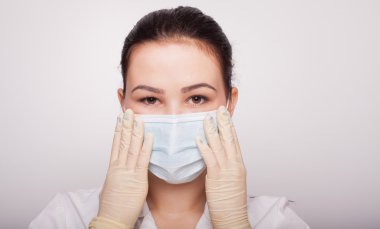 Doktor bir bandaj ve lastik eldiven