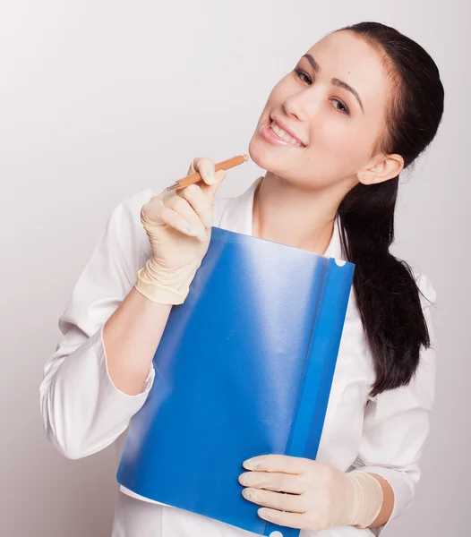 Doctor writes records in the folder — Stock Photo, Image