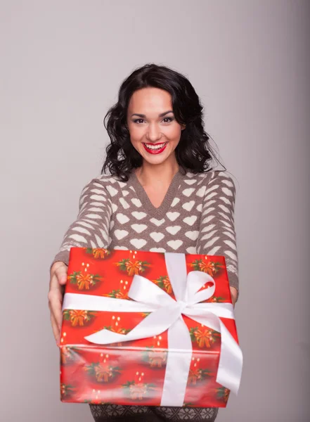 Menina feliz com presente — Fotografia de Stock