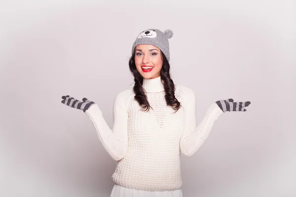 여자 겨울 모자와 장갑 착용 — 스톡 사진