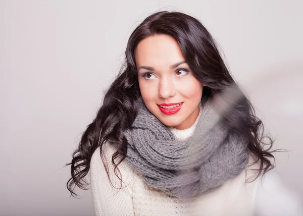 Mujer en bufanda y suéter — Foto de Stock