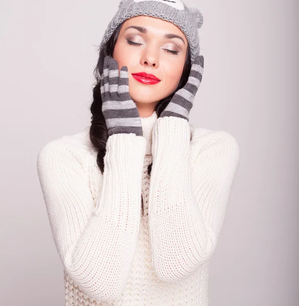 Vrouw dragen winter muts en handschoenen — Stockfoto