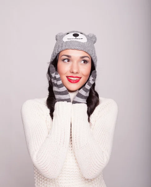 Kış şapka ve eldiven giyen kadın — Stok fotoğraf